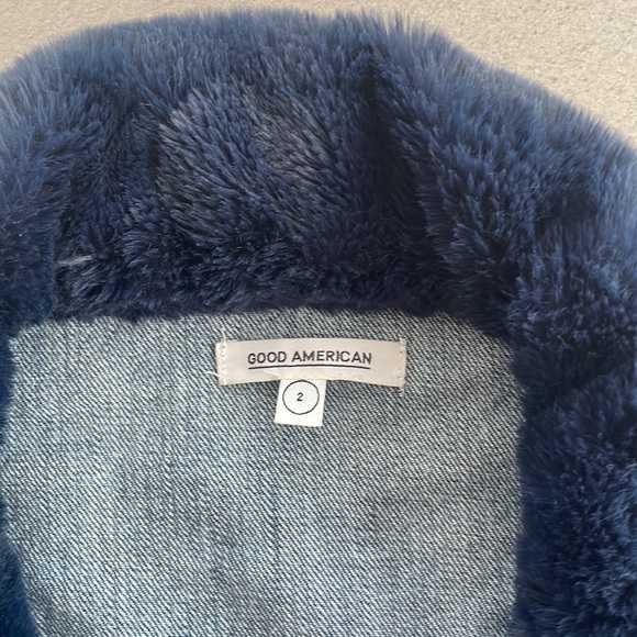 Good American the Luxe touch faux fur trim denim jacket - Picture 4 of 17